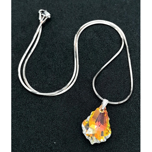 820 - A very sparkling 925 silver crystal pendant on silver chain. Total weight 7.1G. Total length 41cm.