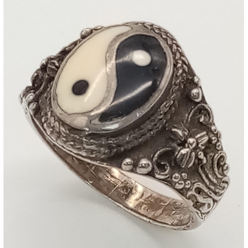 842 - A vintage sterling silver Enamel Yin & Yang solitaire ring with further decoration on shoulders. Tot... 