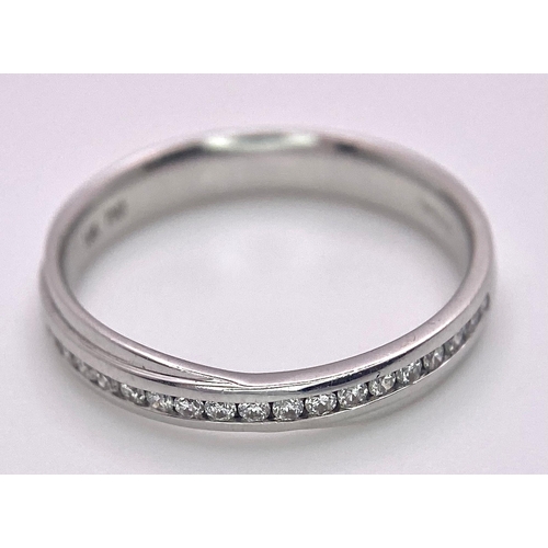 530 - A 18K WHITE GOLD DIAMOND TWIST BAND RING, APPROX 0.20CT DIAMONDS, WEIGHT 2.7G SIZE M 1/2