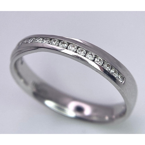 530 - A 18K WHITE GOLD DIAMOND TWIST BAND RING, APPROX 0.20CT DIAMONDS, WEIGHT 2.7G SIZE M 1/2