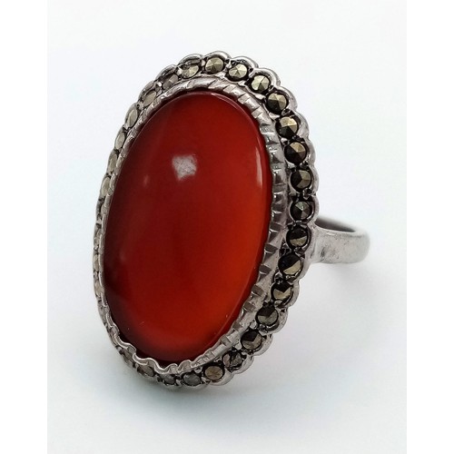 1056 - A VINTAGE STERLING SILVER CORNELIAN OVAL RING, WEIGHT 7G SIZE N