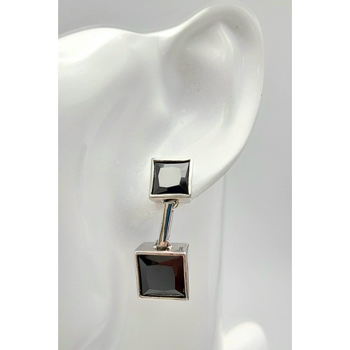 1043 - A MODERNIST DESIGNED PAIR OF STERLING SILVER STONE SET DROP EARRINGS, WEIGHT 14.4G