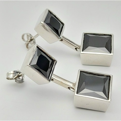 1043 - A MODERNIST DESIGNED PAIR OF STERLING SILVER STONE SET DROP EARRINGS, WEIGHT 14.4G