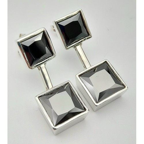 1043 - A MODERNIST DESIGNED PAIR OF STERLING SILVER STONE SET DROP EARRINGS, WEIGHT 14.4G