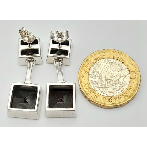 1043 - A MODERNIST DESIGNED PAIR OF STERLING SILVER STONE SET DROP EARRINGS, WEIGHT 14.4G