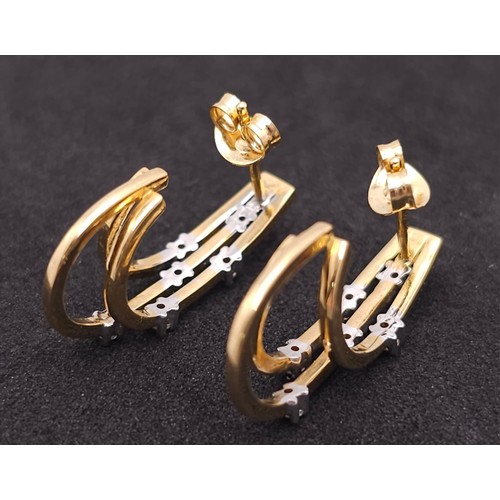 580 - A VERY ATTRACTIVE PAIR OF 18K YELLOW GOLD DIAMOND SET EARRINGS, WEIGHT 4.5G