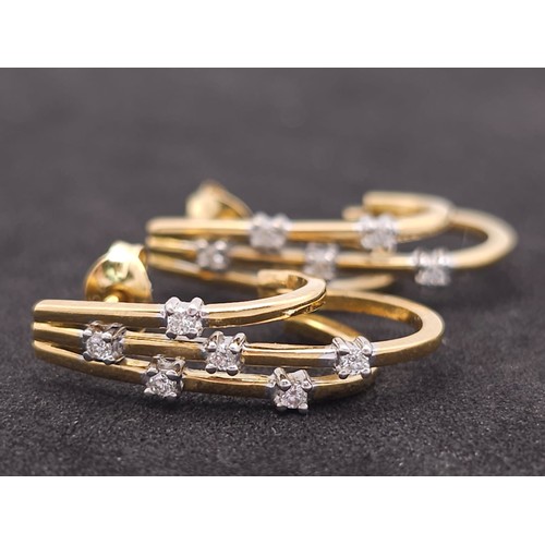 580 - A VERY ATTRACTIVE PAIR OF 18K YELLOW GOLD DIAMOND SET EARRINGS, WEIGHT 4.5G