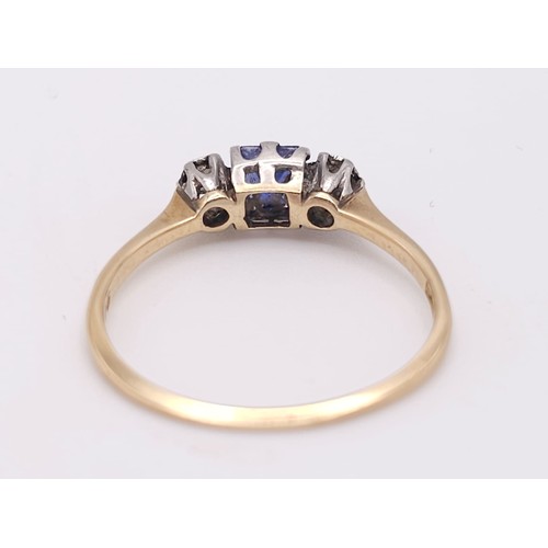 643 - A VINTAGE 18K YELLOW GOLD & PLATINUM DIAMOND & SAPPHIRE 3 STONE RING, WEIGHT 1.9G SIZE N