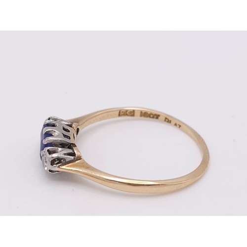 643 - A VINTAGE 18K YELLOW GOLD & PLATINUM DIAMOND & SAPPHIRE 3 STONE RING, WEIGHT 1.9G SIZE N