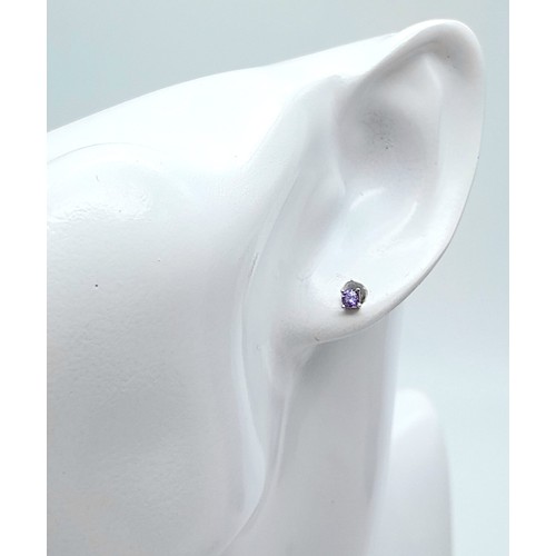 801 - A sterling silver pair of stud earrings with a round cut amethyst each,  weight: 0.5 g.