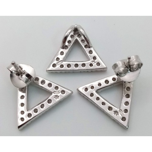 1027 - A MATCHING SET OF STERLING SILVER STONE SET TRINGULAR STUD EARRINGS AND PENDANT, WEIGHT 4.1G