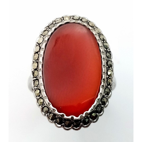 1056 - A VINTAGE STERLING SILVER CORNELIAN OVAL RING, WEIGHT 7G SIZE N