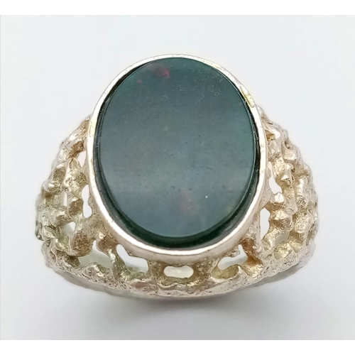 1254 - A vintage silver oval Malachite solitaire ring with further decoration on shoulders. Total weight 5.... 