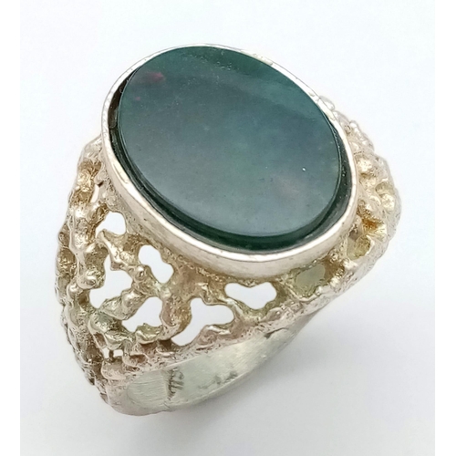 1254 - A vintage silver oval Malachite solitaire ring with further decoration on shoulders. Total weight 5.... 