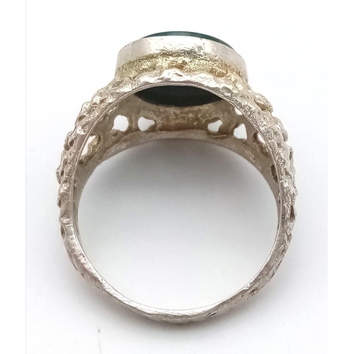 1254 - A vintage silver oval Malachite solitaire ring with further decoration on shoulders. Total weight 5.... 