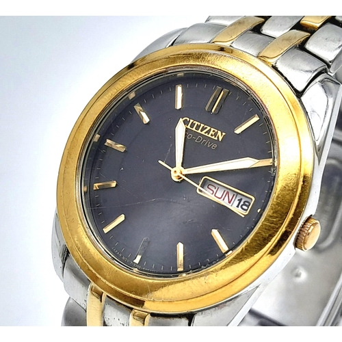 1193 - A Vintage Citizen Eco Drive Gents Watch. Two tone bracelet and case - 35mm. Black dial with day/date... 