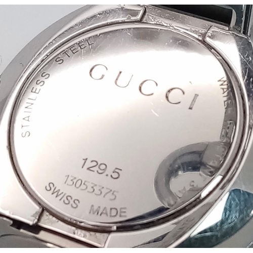 1295 - A Gucci Designer Ladies Quartz Watch. Stainless steel bracelet and case - 27mm. Silver tone dial. In... 