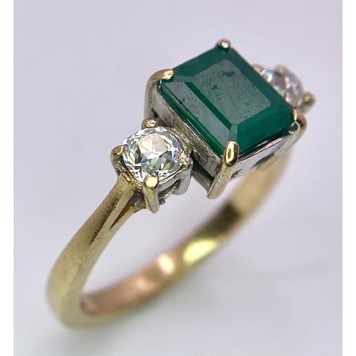 1384 - A 9K GOLD RING WITH CENTRAL NATURAL EMERALD FLANKED BY 2 SPARKLING ZIRCONIA STONES .    3.6gms   siz... 