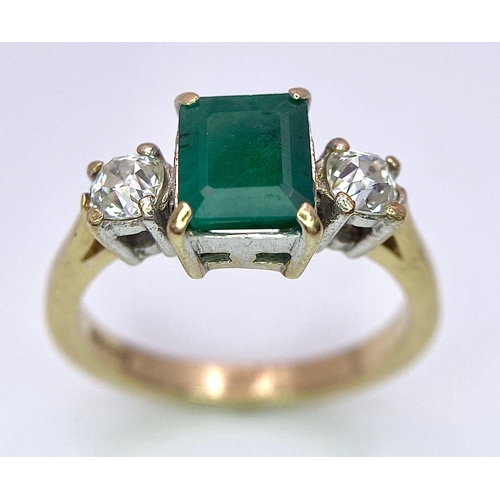 1384 - A 9K GOLD RING WITH CENTRAL NATURAL EMERALD FLANKED BY 2 SPARKLING ZIRCONIA STONES .    3.6gms   siz... 