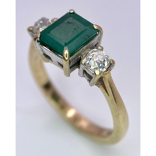 1384 - A 9K GOLD RING WITH CENTRAL NATURAL EMERALD FLANKED BY 2 SPARKLING ZIRCONIA STONES .    3.6gms   siz... 