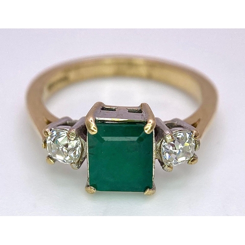 1384 - A 9K GOLD RING WITH CENTRAL NATURAL EMERALD FLANKED BY 2 SPARKLING ZIRCONIA STONES .    3.6gms   siz... 