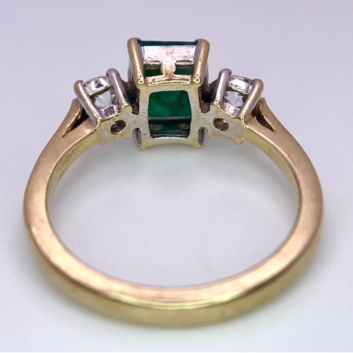 1384 - A 9K GOLD RING WITH CENTRAL NATURAL EMERALD FLANKED BY 2 SPARKLING ZIRCONIA STONES .    3.6gms   siz... 