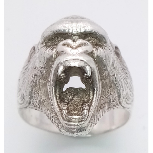 1035 - AN UNIQUE STERLING SILVER GORILLA HEAD RING WITH GORGEOUS DETAIL, WEIGHT 15.2G SIZE R