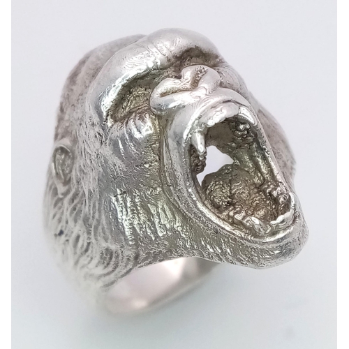 1035 - AN UNIQUE STERLING SILVER GORILLA HEAD RING WITH GORGEOUS DETAIL, WEIGHT 15.2G SIZE R