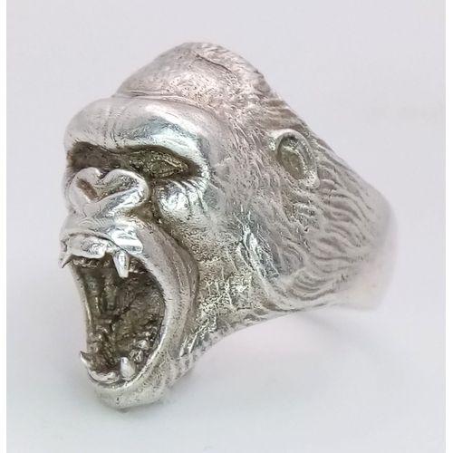 1035 - AN UNIQUE STERLING SILVER GORILLA HEAD RING WITH GORGEOUS DETAIL, WEIGHT 15.2G SIZE R