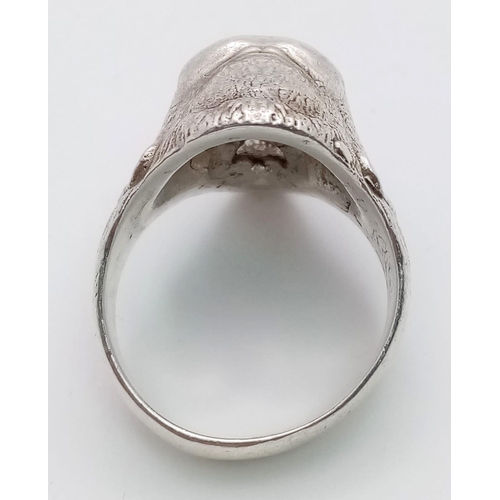 1035 - AN UNIQUE STERLING SILVER GORILLA HEAD RING WITH GORGEOUS DETAIL, WEIGHT 15.2G SIZE R