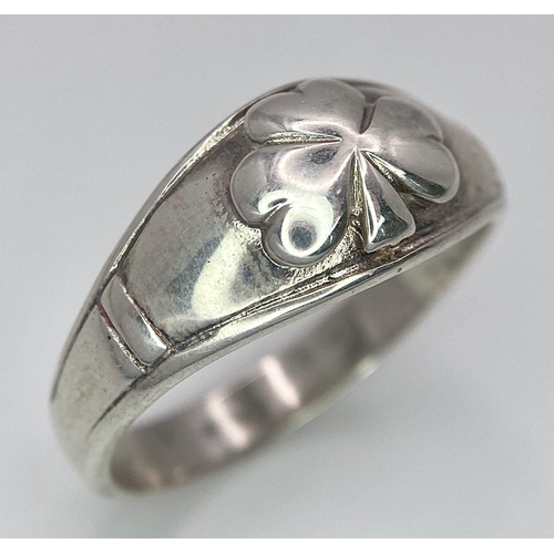 1106 - A STERLING SILVER 3 LEAF CLOVER IRISH LUCK RING, WEIGHT 4.7G SIZE U