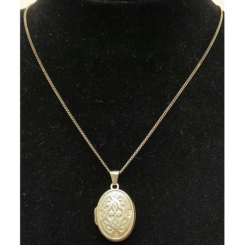 1176 - A vintage sterling silver locket pendant on silver chain. Total weight 3.8G. Total length 40cm.