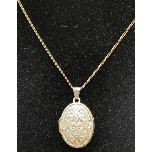 1176 - A vintage sterling silver locket pendant on silver chain. Total weight 3.8G. Total length 40cm.