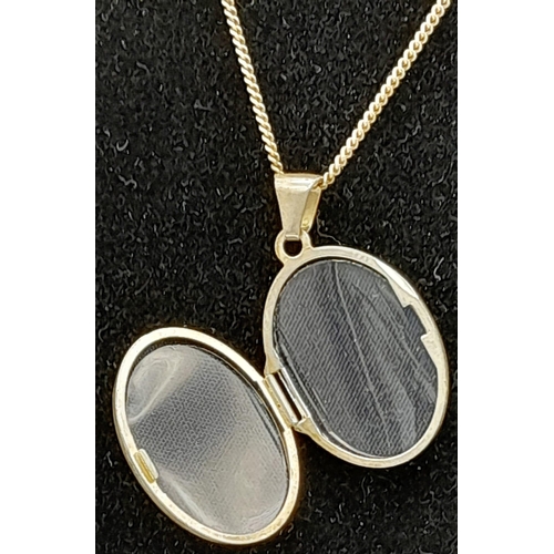 1176 - A vintage sterling silver locket pendant on silver chain. Total weight 3.8G. Total length 40cm.