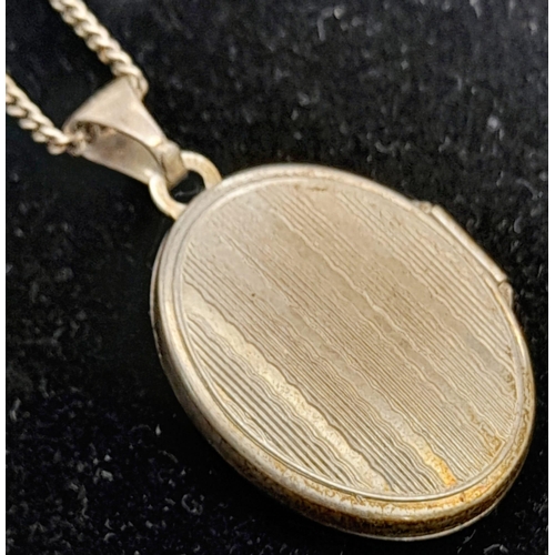 1176 - A vintage sterling silver locket pendant on silver chain. Total weight 3.8G. Total length 40cm.