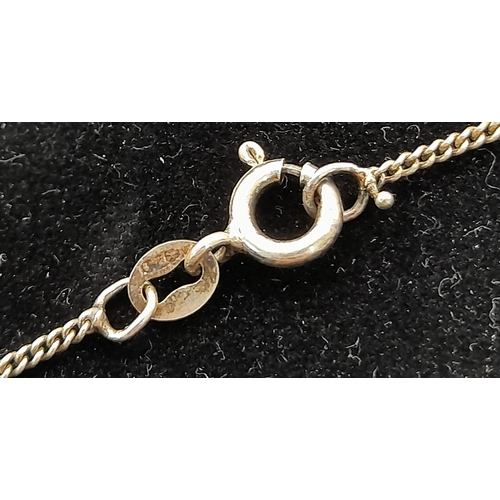 1176 - A vintage sterling silver locket pendant on silver chain. Total weight 3.8G. Total length 40cm.