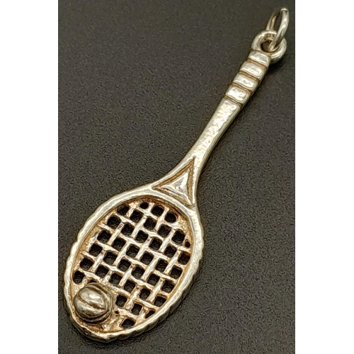 1105 - A LARGE STERLING SILVER TENNIS RACKET WITH TENNIS BALL CHARM / PENDANT, WEIGHT 2.8G