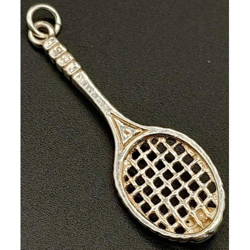 1105 - A LARGE STERLING SILVER TENNIS RACKET WITH TENNIS BALL CHARM / PENDANT, WEIGHT 2.8G