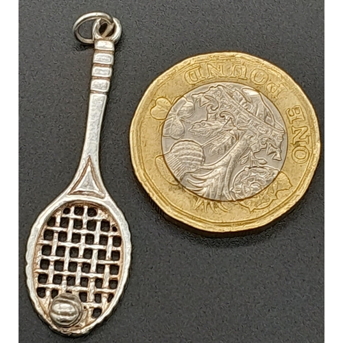 1105 - A LARGE STERLING SILVER TENNIS RACKET WITH TENNIS BALL CHARM / PENDANT, WEIGHT 2.8G