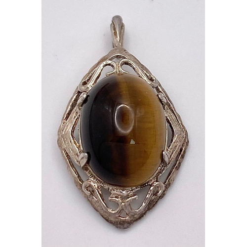 1112 - A LARGE STERLING SILVER TIGERS EYE SET PENDANT, WEIGHT 5.4G