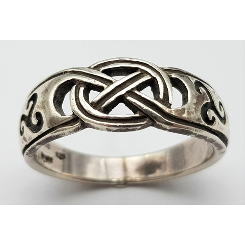 1113 - STERLING SILVER CELTIC DESIGN BAND RING, WEIGHT 5.6G SIZE V