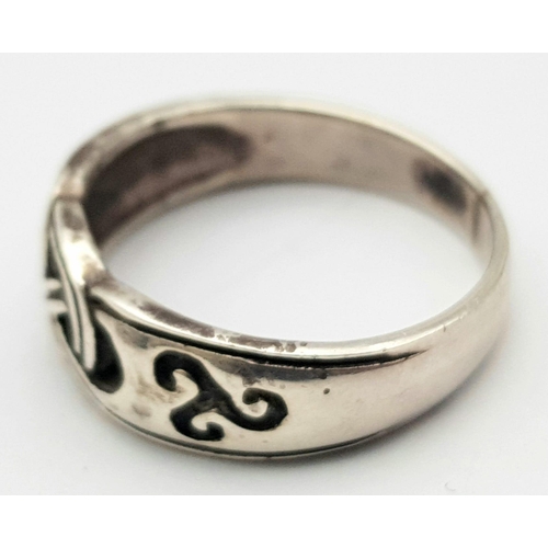 1113 - STERLING SILVER CELTIC DESIGN BAND RING, WEIGHT 5.6G SIZE V