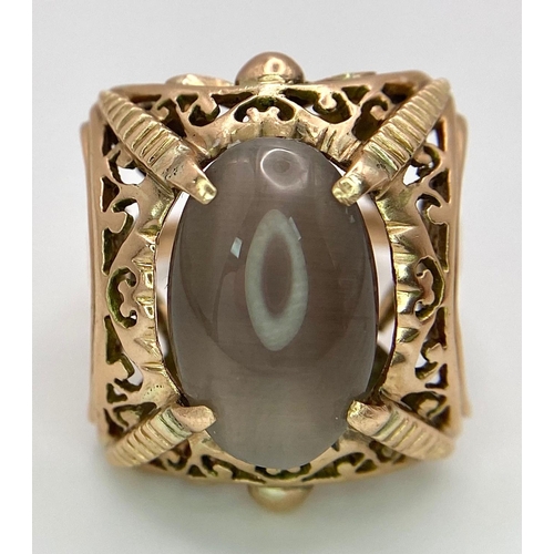 1377 - AN EXQUISITE 10ct OVAL CATSEYE STONE SET IN A REGAL 14K GOLD RING .   8.6gms   size M