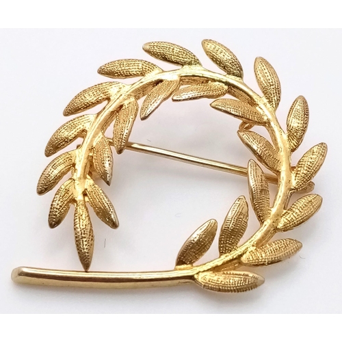 120 - A 9K Yellow Gold Wreath Brooch. 2.5cm x 3cm. 3.46g weight.