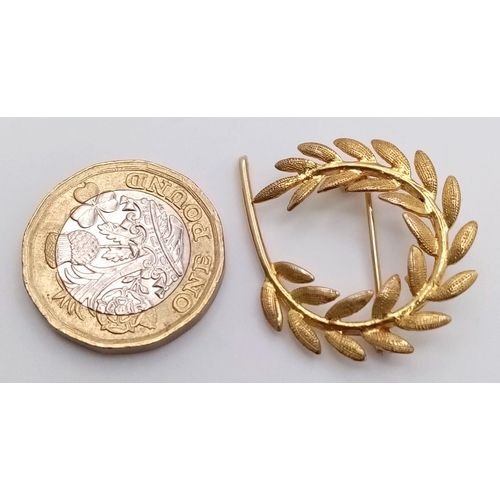 120 - A 9K Yellow Gold Wreath Brooch. 2.5cm x 3cm. 3.46g weight.