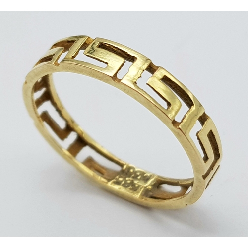 129 - A nice 9 K yellow gold band ring with the Greek key design all around it. Size: K, weight: 1 g.