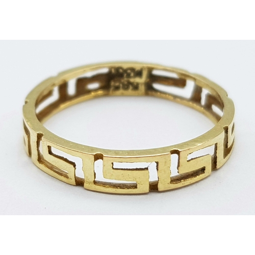 129 - A nice 9 K yellow gold band ring with the Greek key design all around it. Size: K, weight: 1 g.