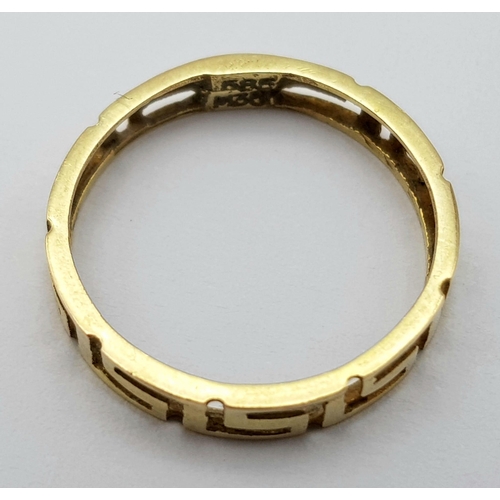 129 - A nice 9 K yellow gold band ring with the Greek key design all around it. Size: K, weight: 1 g.