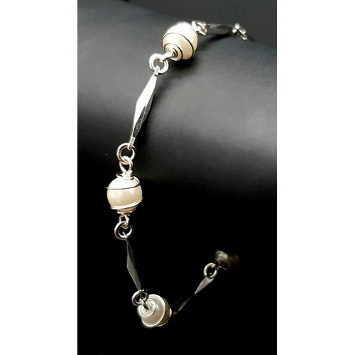 252 - A truly elegant, silver and 14 K white gold plated, Mallorca pearl necklace, bracelet and earrings s... 