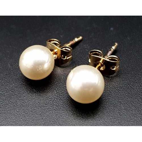 252 - A truly elegant, silver and 14 K white gold plated, Mallorca pearl necklace, bracelet and earrings s... 